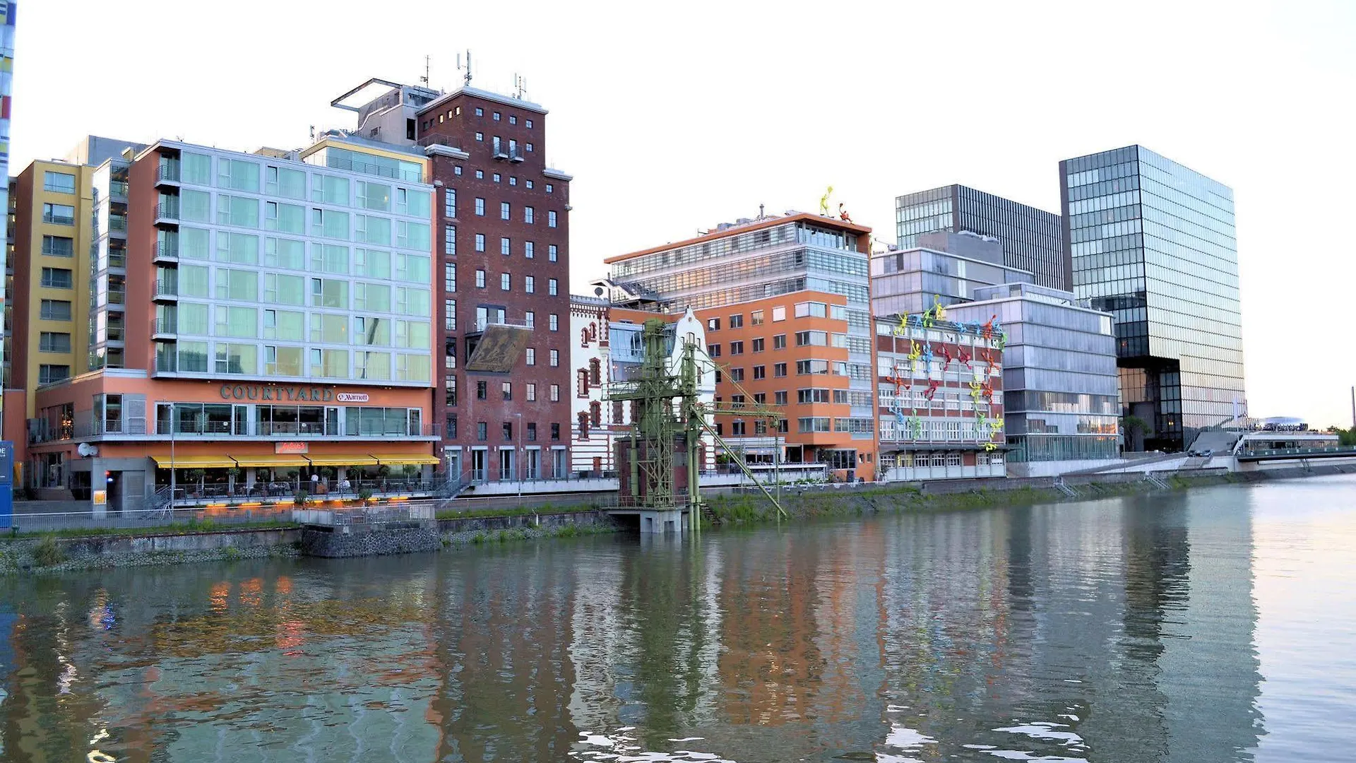 Hotel Courtyard Düsseldorf Hafen 4*,